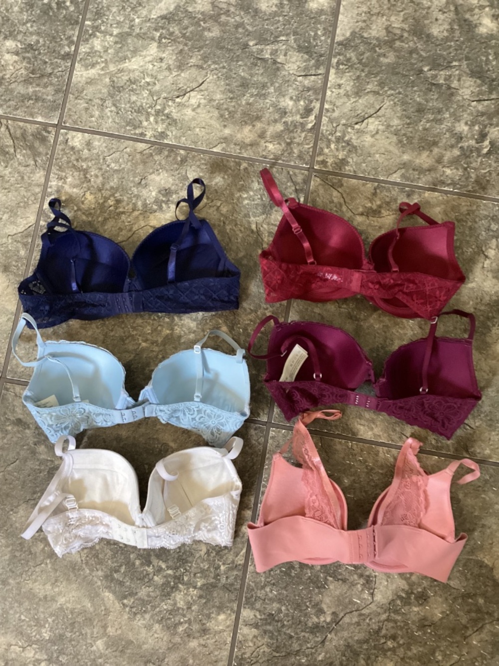 Six bras - Picture 2 of 8